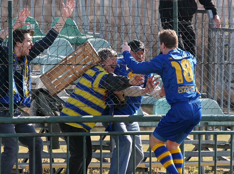 BRAVO! Fotbalisté Varnsdorfu (v modrém) vyhráli nad Spartou B 1:0.