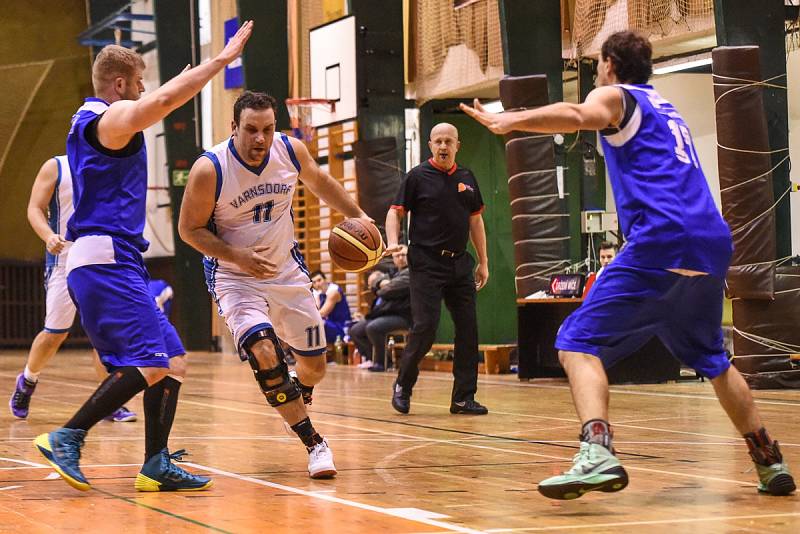 DALŠÍ PORÁŽKA. Basketbalisté Varnsdorfu (bílé dresy) prohráli s Domažlicemi.