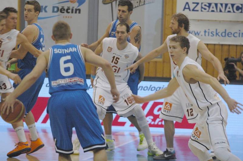 PARÁDA! Děčínští basketbalisté (v bílém) porazili v posledním letošním utkání pražský USK.