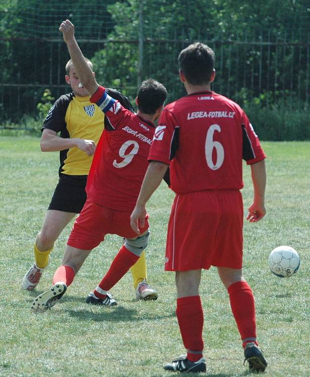MAJÍ BOD. Česká Kamenice (v červeném) remizovala 0:0 s Chlumcem.