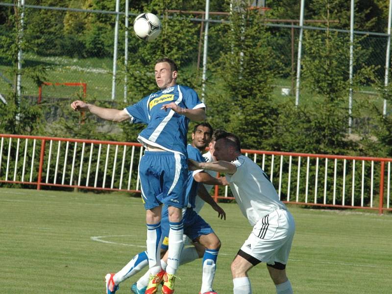 DERBY. Fotbalisté Modré (bílé dresy) doma porazili Junior Děčín 3:1.