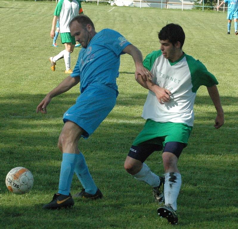 DRUHÝ TÝM NEZAVÁHAL. Malšovice (v modrém) vyhrály v Prysku 7:1 a dotáhly se na vedoucí SA Děčín.