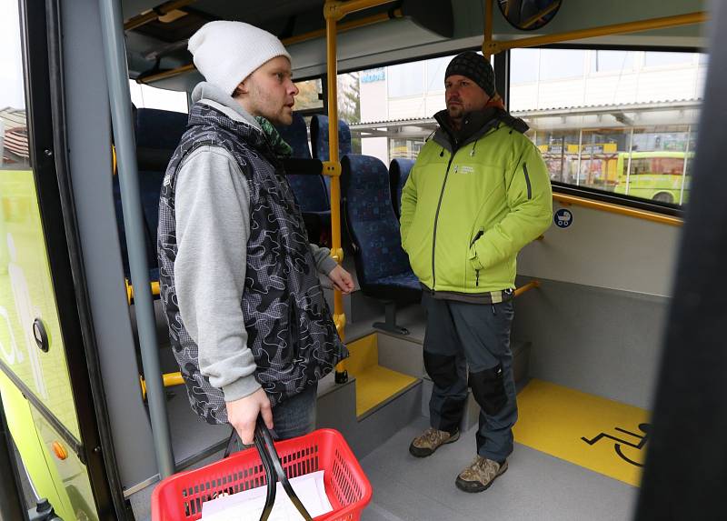 Zástupci Ústeckého kraje lidem v Děčíně lidem vysvětlovali, jak bude fungovat linková autobusová doprava od nového roku po celém kraji, tedy i na Děčínsku.