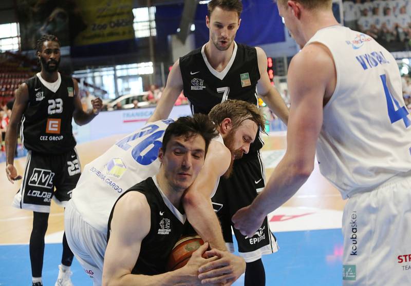 První finálové utkání basketbalové ligy se hrálo na děčínském zimním stadionu. Válečníci se utkali s Nymburkem.