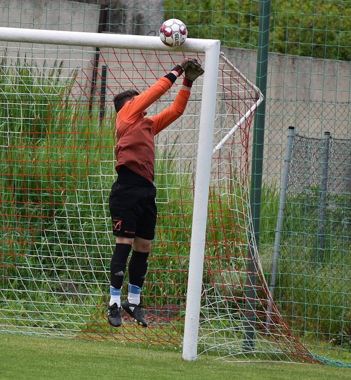 Dobkovice (červené dresy) doma porazily Duchcov 2:1.