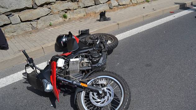 V Modré u Děčína havaroval motorkář do odbočujícího osobního automobilu.