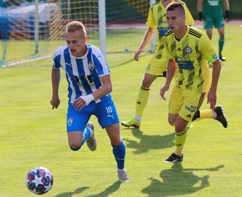 Důležitá výhra! Fotbalisté Varnsdorfu (ve žlutém) doma porazily poslední Vítkovice 3:1.