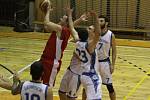 DERBY. Basketbalisté Varnsdorfu (v bílém) doma porazili Děčín.