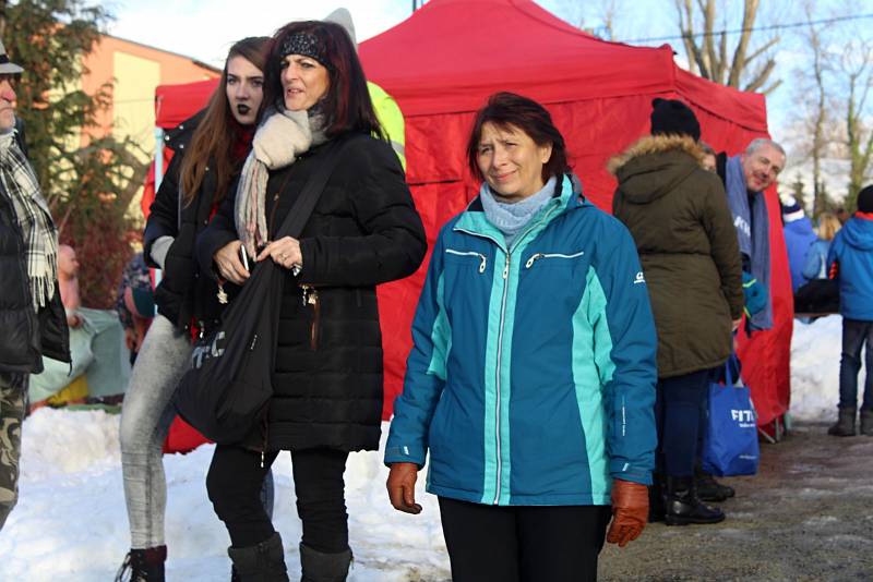 Na krásnolipské zimní koupání dorazilo na čtyřicet otužilců.