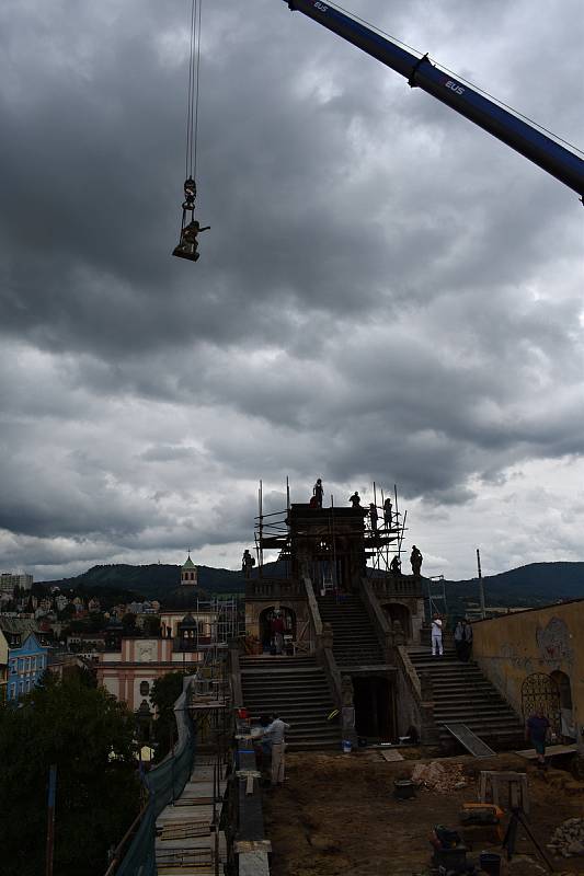 Sochy z glorietu v Růžové zahradě zamířily k restaurátorům.