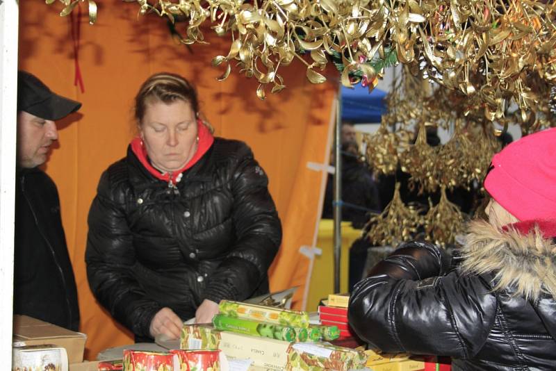 Vánoční trhy přilákaly na děčínský zámek davy lidí.