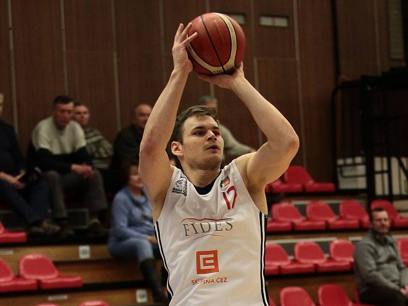 BOJOVALI. Děčínští basketbalisté bojovali, v Nymburku ale prohráli.