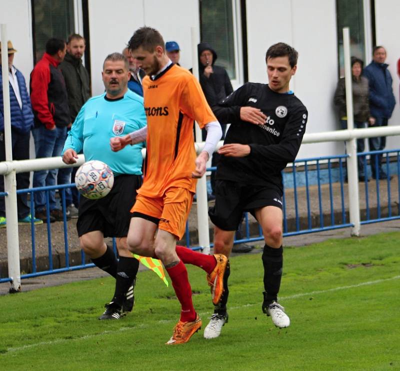 DERBY. Benešov (oranžové dresy) doma porazil 2:0 Českou Kamenici.