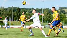 VÍTĚZNÉ LOUČENÍ. Varnsdorf (ve žlutém) porazil Zlín 2:1.