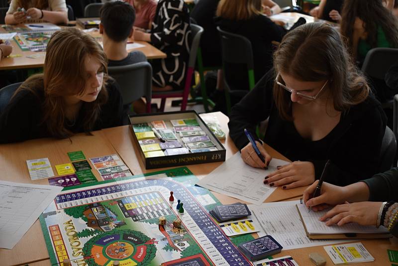 Školáci z Máchovky soutěží ve Finanční svobodě.