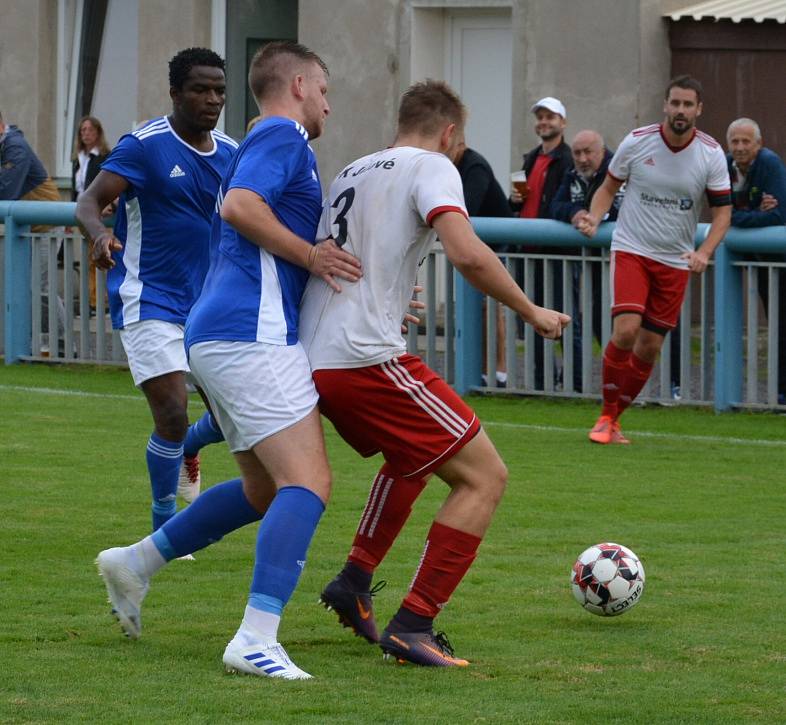 DERBY. Jílové (bílé dresy) doma prohrálo derby s Modrou 1:2.