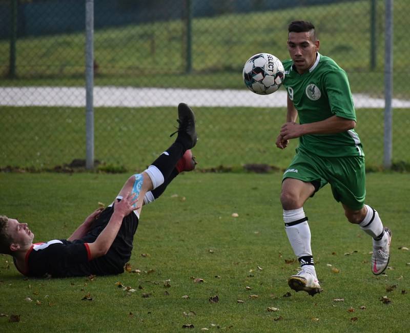 Dobkovice (černé dresy) doma porazily Heřmanov 6:3.