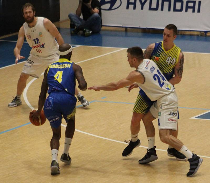 PRVNÍ POHÁROVÉ DERBY. Basketbalisté Děčína doma hráli proti Ústí nad Labem.