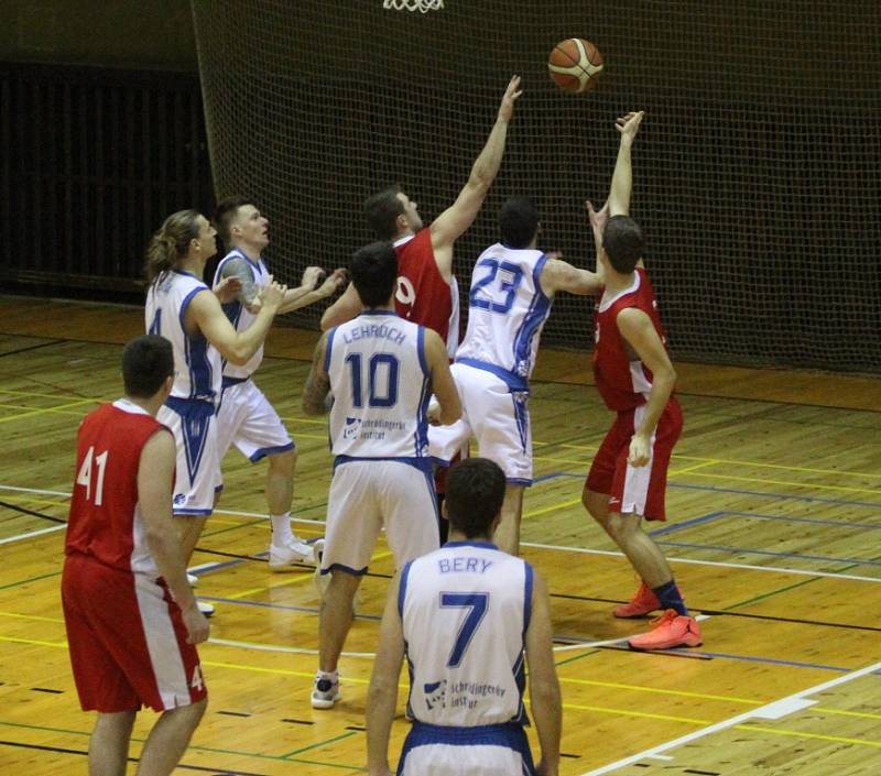 DERBY. Basketbalisté Varnsdorfu (v bílém) doma porazili Děčín.