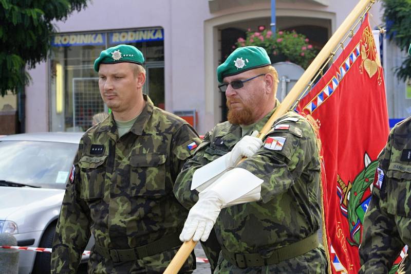 Příslušníci aktivních záloh oslavili v Děčíně desáté výročí vzniku své jednotky.