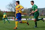 FOTBALISTÉ VARNSDORFU (ve žlutém) doma remizovali 2:2 s Vltavínem.