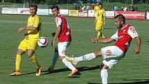 DOBRÁ PRÁCE. Varnsdorf (ve žlutém) doma porazil Pardubice 3:0.