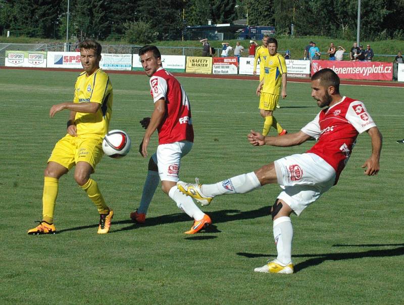 DOBRÁ PRÁCE. Varnsdorf (ve žlutém) doma porazil Pardubice 3:0.