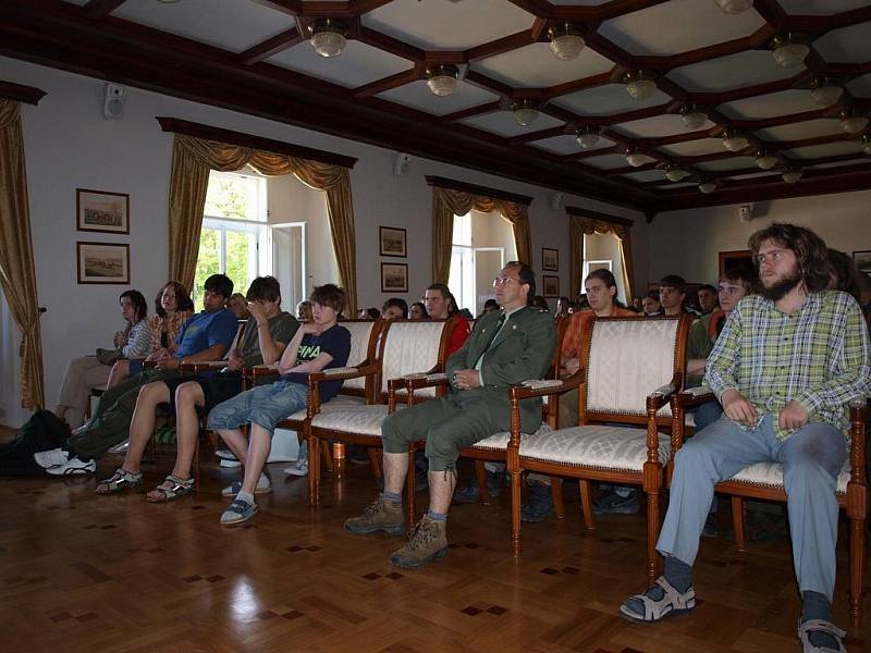 Již podruhé se v prostorách Šluknovského zámku uskutečnil seminář vábení zvěře.