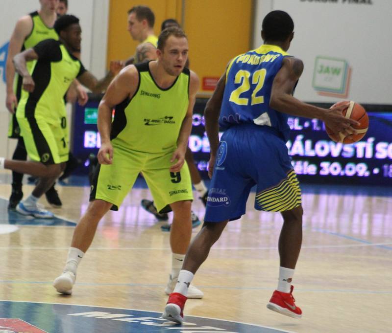 PŘÍPRAVA. Basketbalisté Děčína (žlutá) doma přivítali Ústí nad Labem.