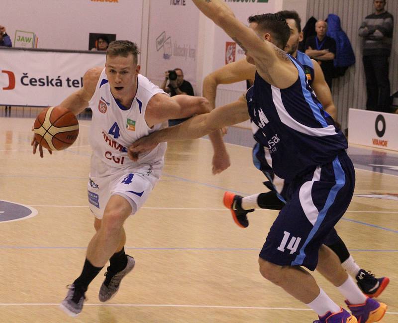 BASKETBALISTÉ DĚČÍNA si to doma rozdali s Kolínem.