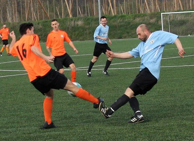 DALŠÍ PORÁŽKA. Česká Kamenice (v modrém) prohrála 1:3 v Roudnici.