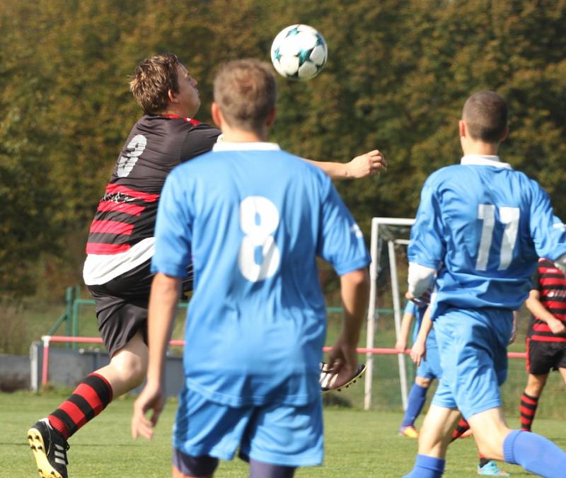 OBRAT. Fotbalisté Jiříkova (v modrém) doma porazili Union Děčín 4:2.