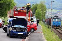 Nehoda dvou osobních vozů a autobusu v Křešicích