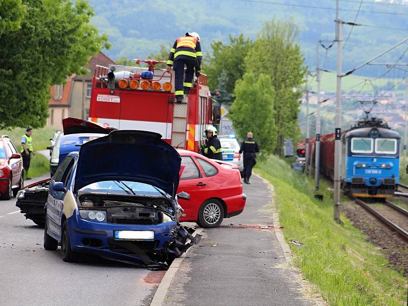 Nehoda dvou osobních vozů a autobusu v Křešicích