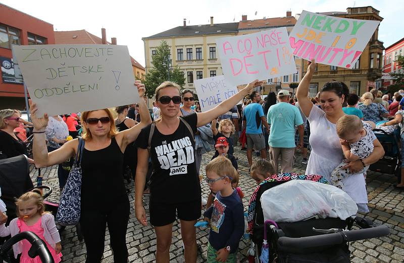 V Rumburku proběhla ve čtvrtek demonstrace za zachování Lužické nemocnice.