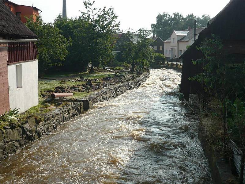 Úklid po povodních v Dolním Podluží.