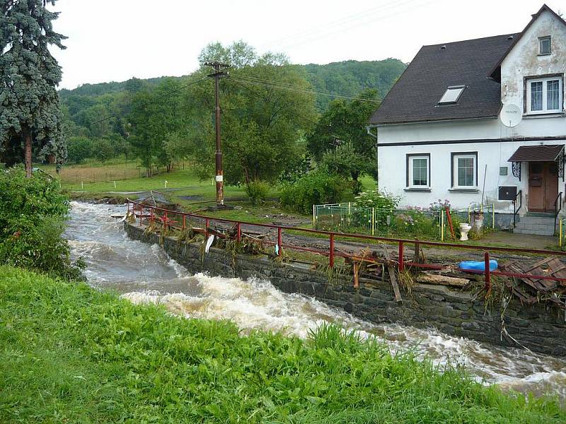 Úklid po povodních v Dolním Podluží.