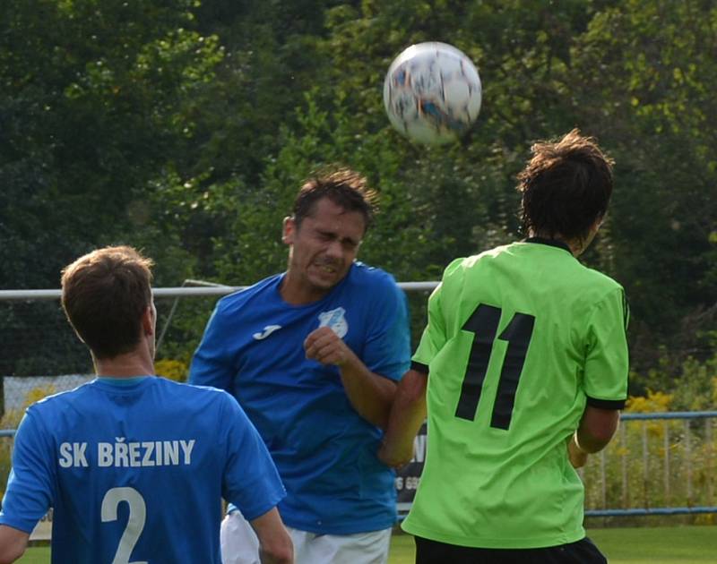 Březiny (v modrém) doma porazily Benešov 2:1.