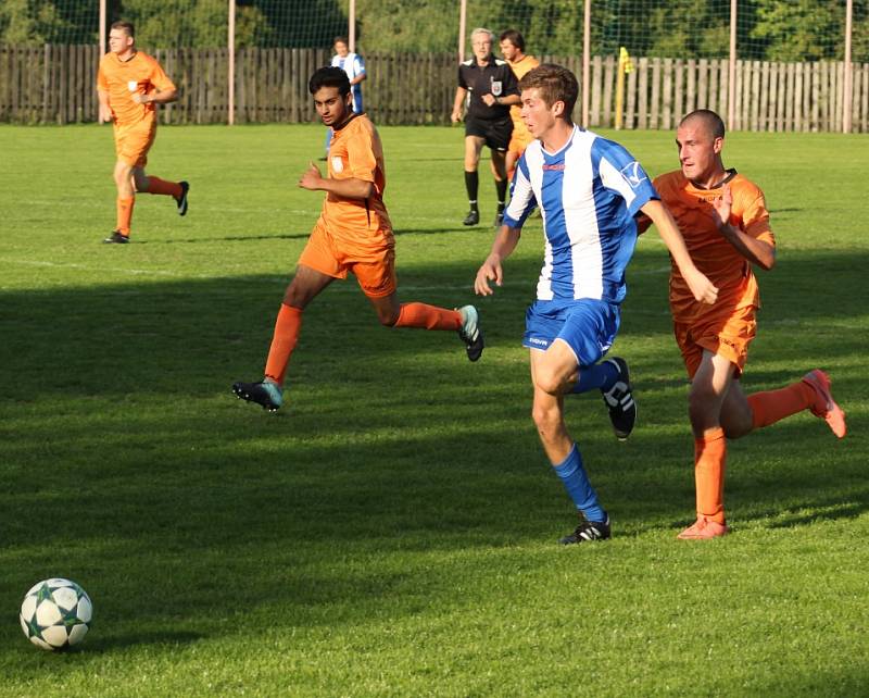 JIŘETÍN POD JEDLOVOU (pruhované dresy) doma porazil Dolní Poustevnu 3:1.