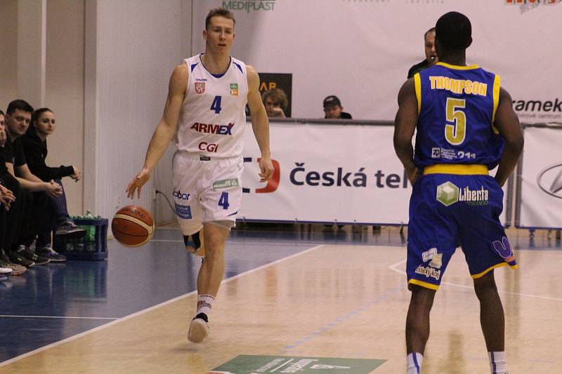 DERBY. Děčínští basketbalisté přivítali Ústí nad Labem.