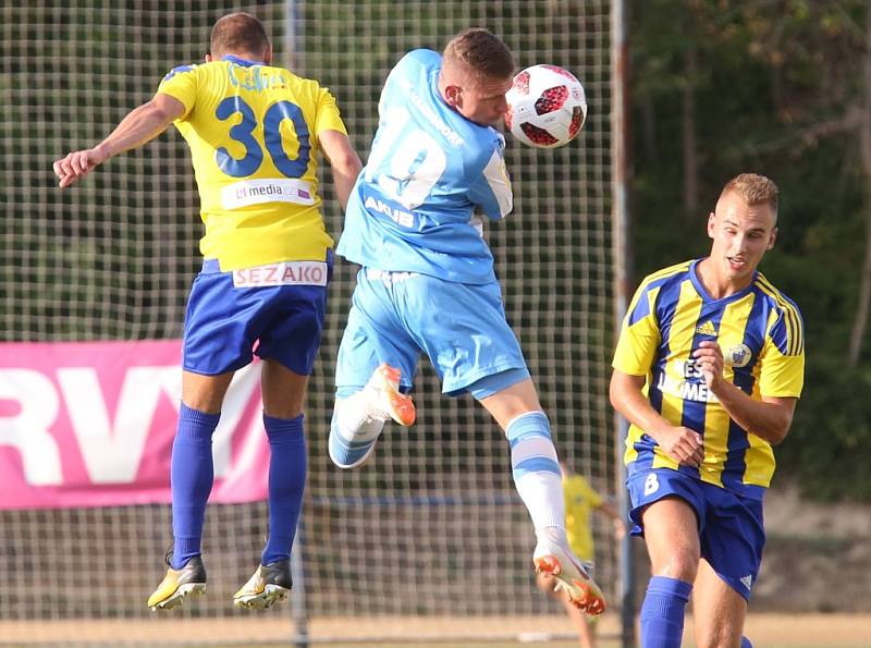 PŘEKVAPENÍ. Varnsdorf (v modrém) prohrál s Litoměřickem 0:2.