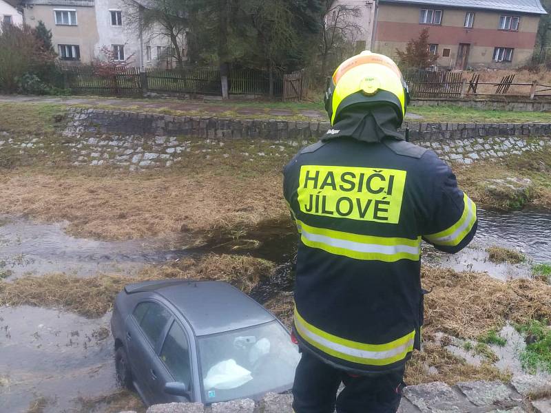 Auto skončilo v Jílovém v potoce.