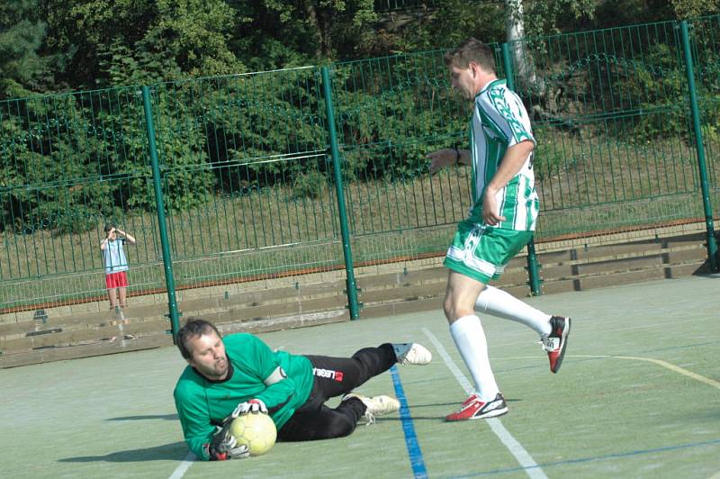 KARTA SE OBRÁTILA. Ve vzájemných zápasech Noty a Slovanky se více radovala Nota. Tentokráte však vyhrála Slovanka (v pruhovaném) jasně 6:1.