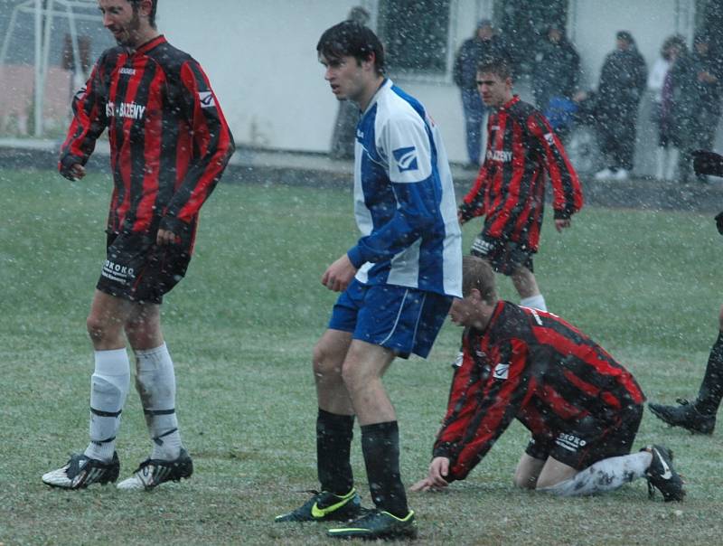 POJISTILY SI DRUHÉ MÍSTO. Dolní Habartice (modrobílá) doma porazily 4:2 Velkou Bukovinu.