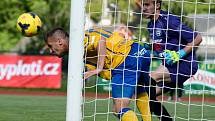 VÍTĚZNÉ LOUČENÍ. Varnsdorf (ve žlutém) porazil Zlín 2:1.