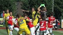 DOBRÁ PRÁCE. Varnsdorf (ve žlutém) doma porazil Pardubice 3:0.