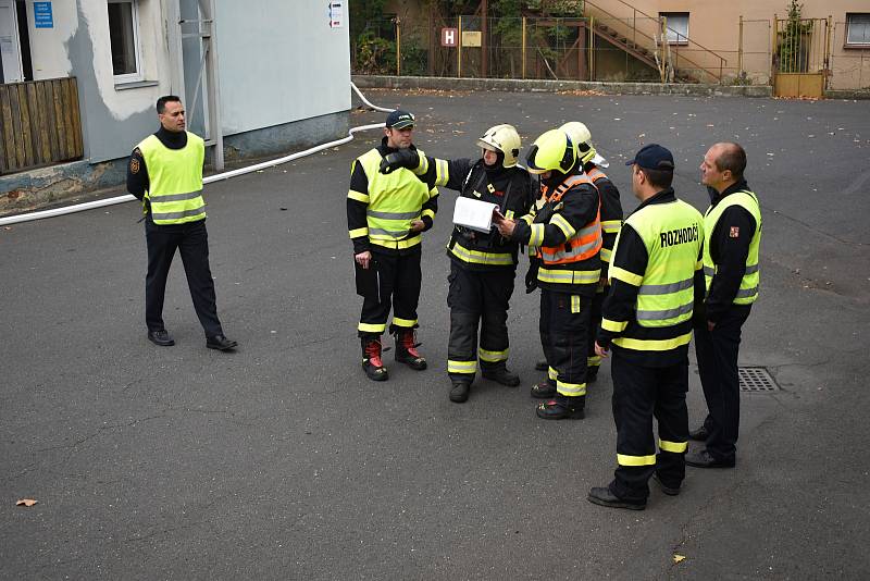 V děčínské chemičce hasiči a záchranáři cvičili zásah při úniku chemické látky.