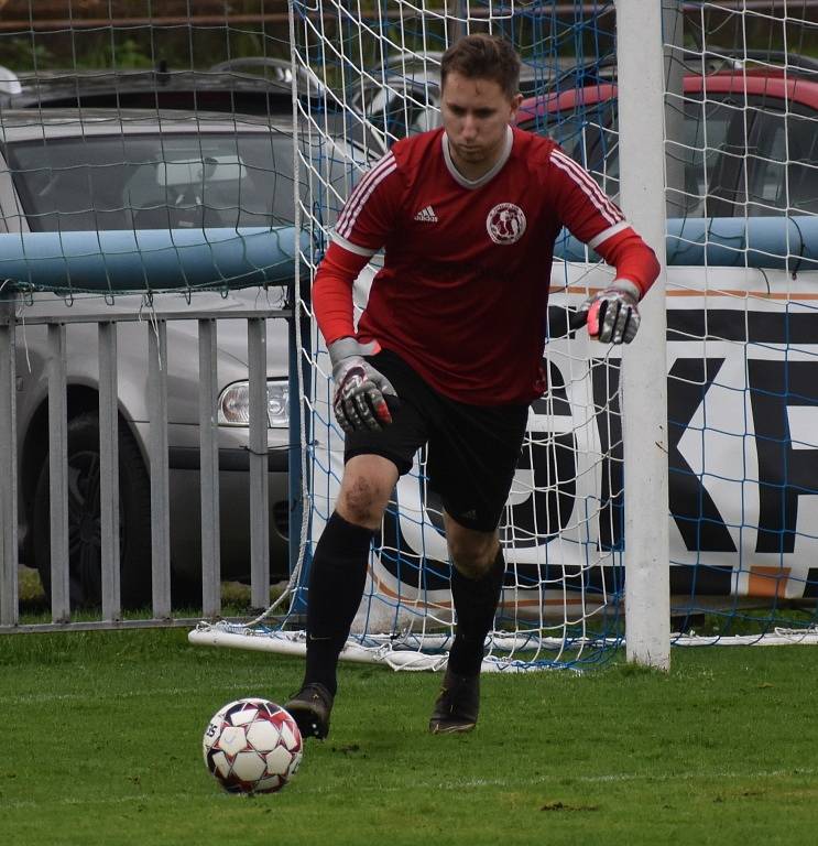 Fotbalisté Jílové (modré dresy) doma porazili tým Most-Souš B 5:2.