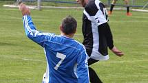 JASNÁ VÝHRA. Fotbalisté České Kamenice B (modrá) vyhráli 5:1 ve Františkově.