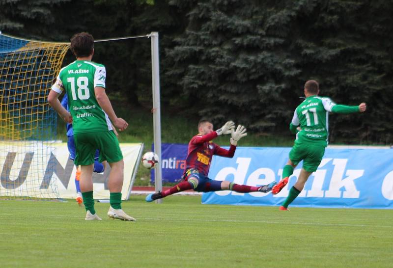 DALŠÍ PORÁŽKA. Fotbalisté Varnsdorfu (v modrém) doma prohráli s Vlašimí 0:2.